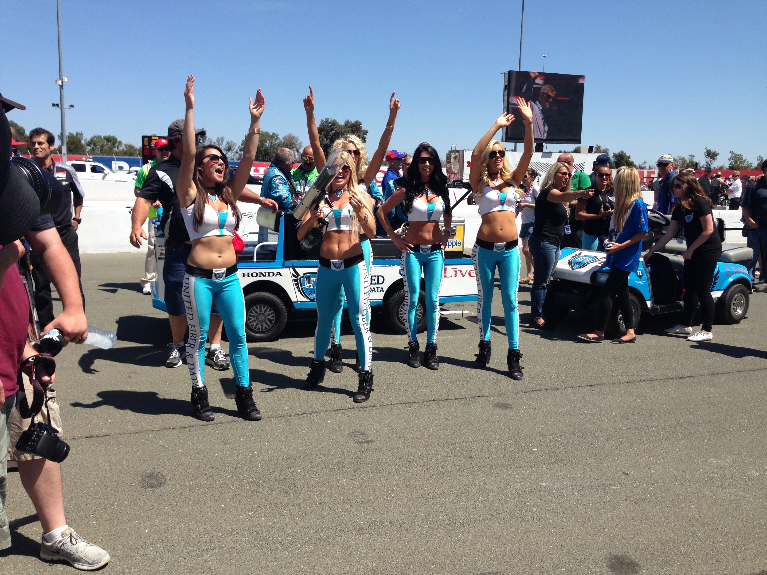 Andretti Autosporti värvides tüdrukud lõbustamas publikut.