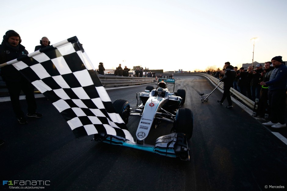Nico Rosberg tähistamas oma esimest ja viimast maailmameistritiitlit